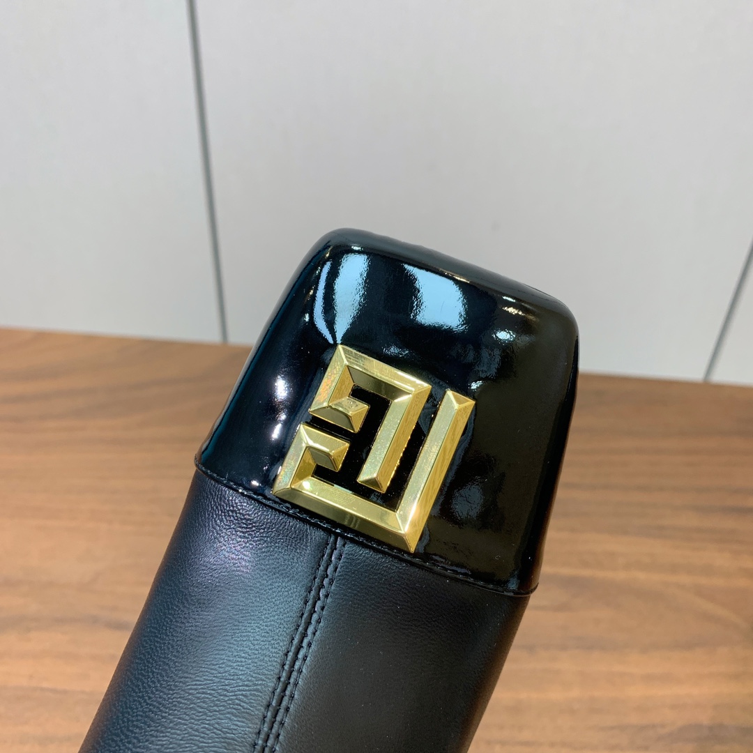 【Bal*ain】方头拼色粗跟短靴。愈发別致出众，无敌气场、无敌好看。鞋面羊京、漆皮、牛皮。牛皮垫脚。真