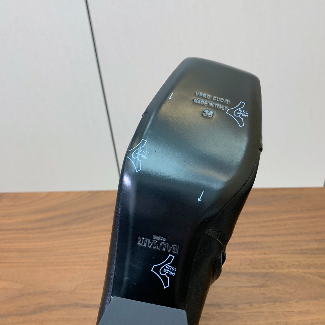 【Bal*ain】方头拼色粗跟短靴。愈发別致出众，无敌气场、无敌好看。鞋面羊京、漆皮、牛皮。牛皮垫脚。真