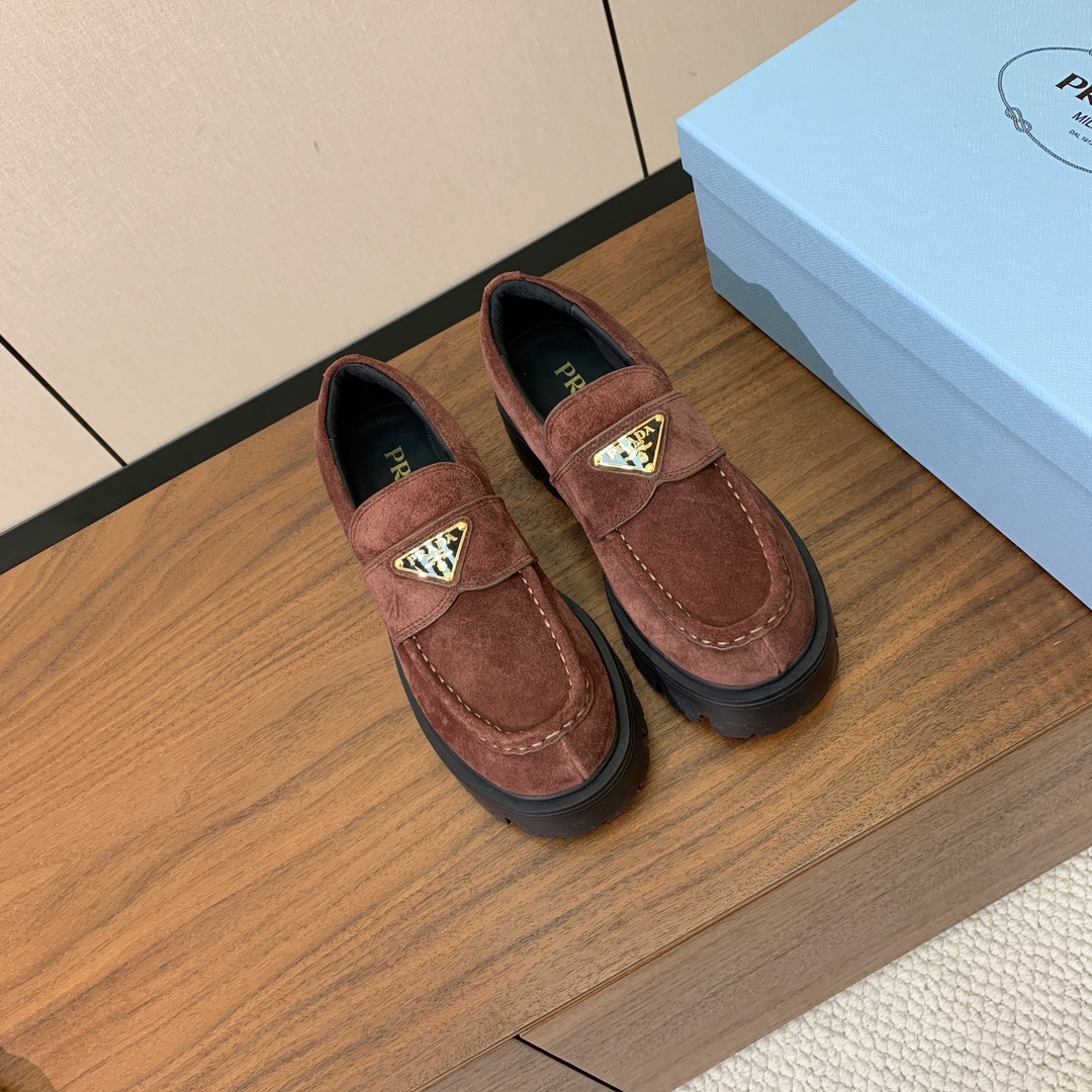 【Prad*】三角金属标厚底方头一脚蹬。众多网红上脚，穿上增高休闲两不失误。材质：鞋面开边珠，牛漆皮、牛