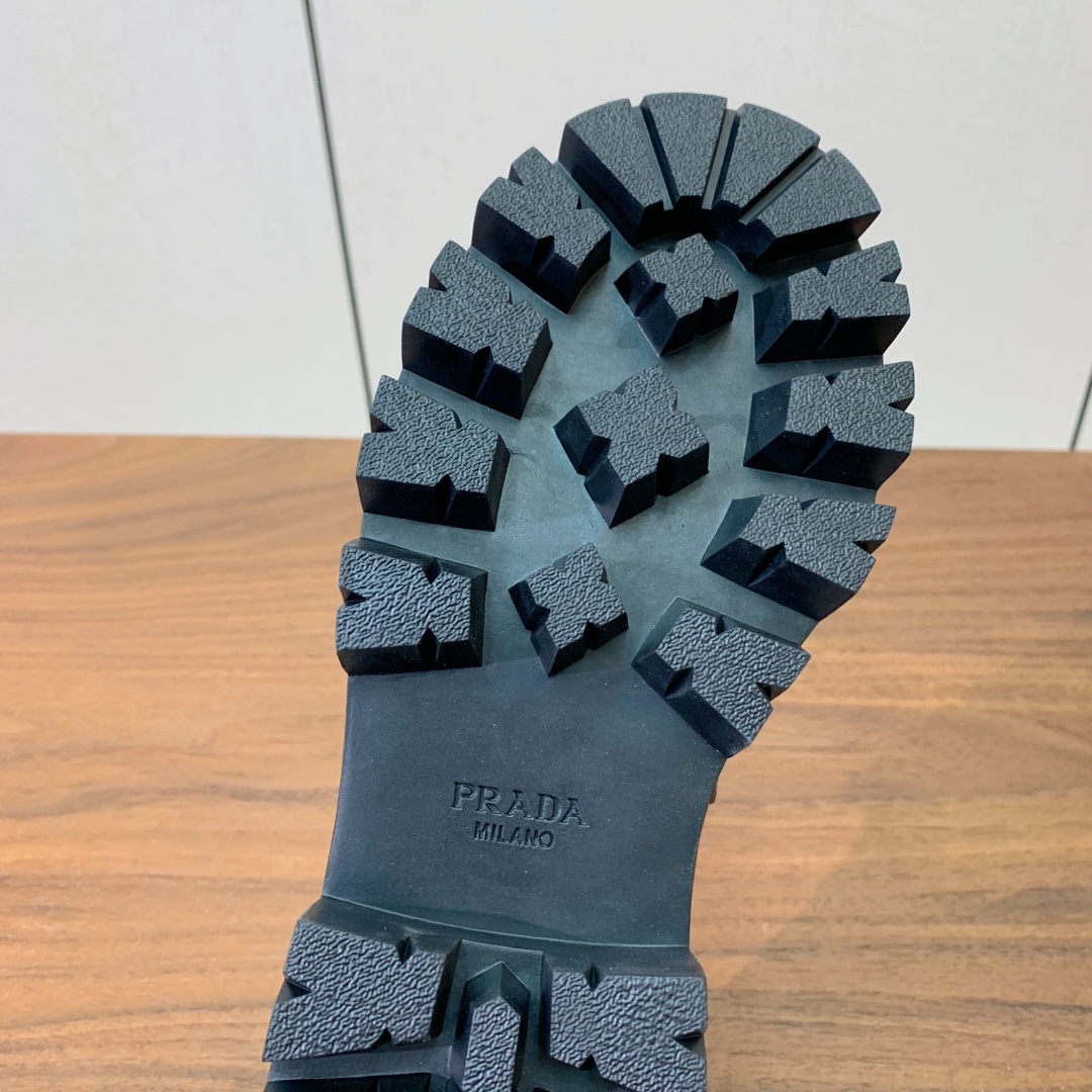 【Prad*】三角金属标厚底方头一脚蹬。众多网红上脚，穿上增高休闲两不失误。材质：鞋面开边珠，牛漆皮、牛