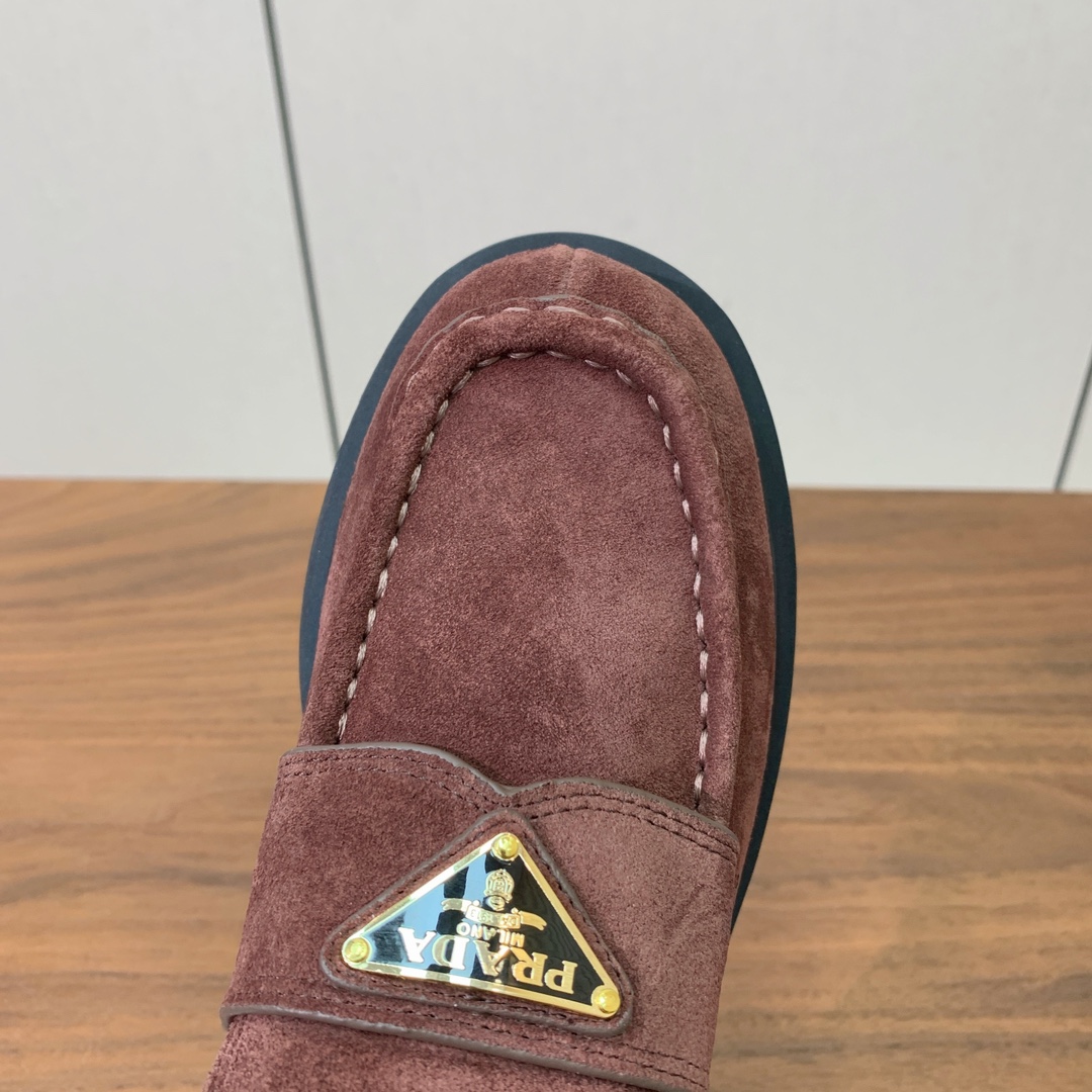 【Prad*】三角金属标厚底方头一脚蹬。众多网红上脚，穿上增高休闲两不失误。材质：鞋面开边珠，牛漆皮、牛