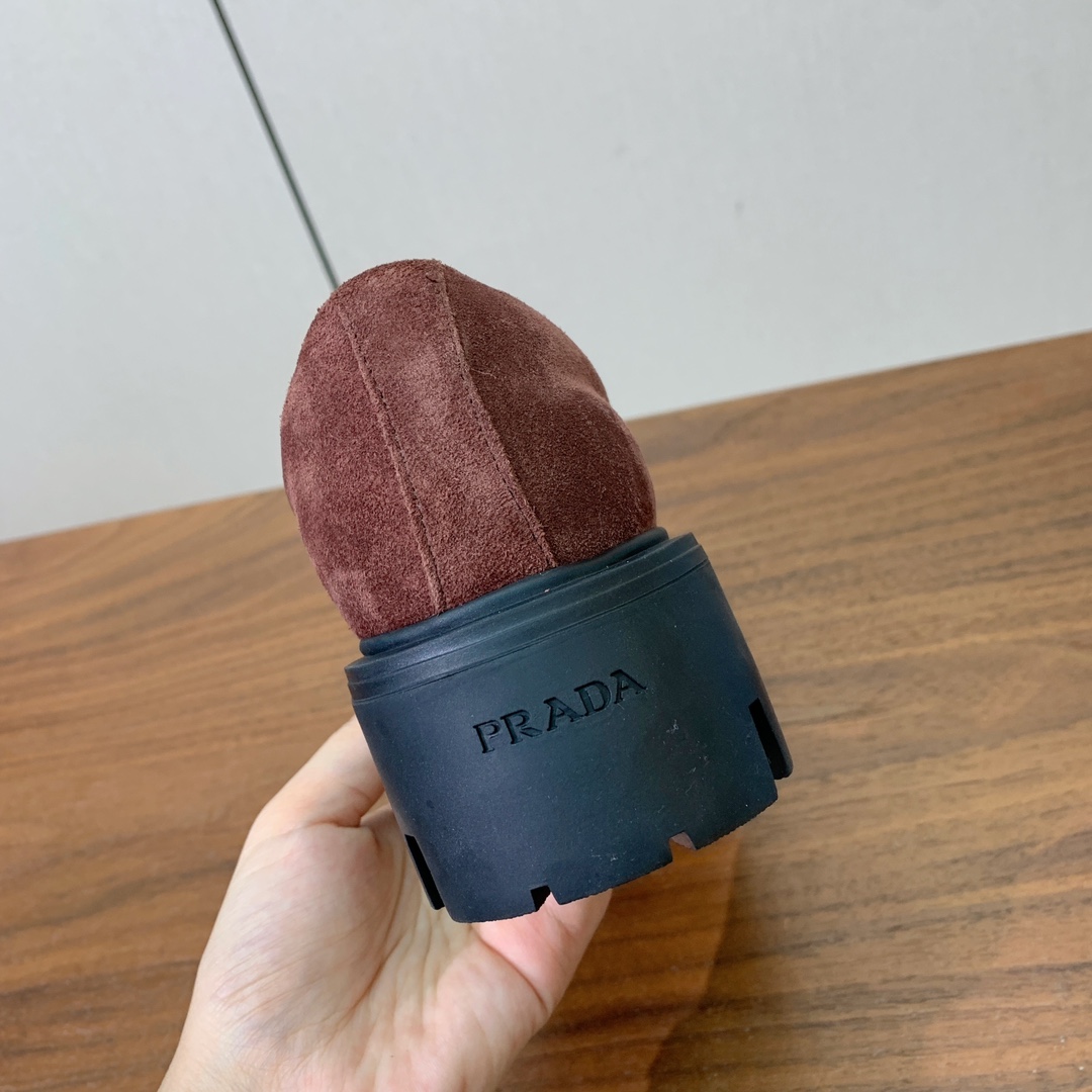 【Prad*】三角金属标厚底方头一脚蹬。众多网红上脚，穿上增高休闲两不失误。材质：鞋面开边珠，牛漆皮、牛