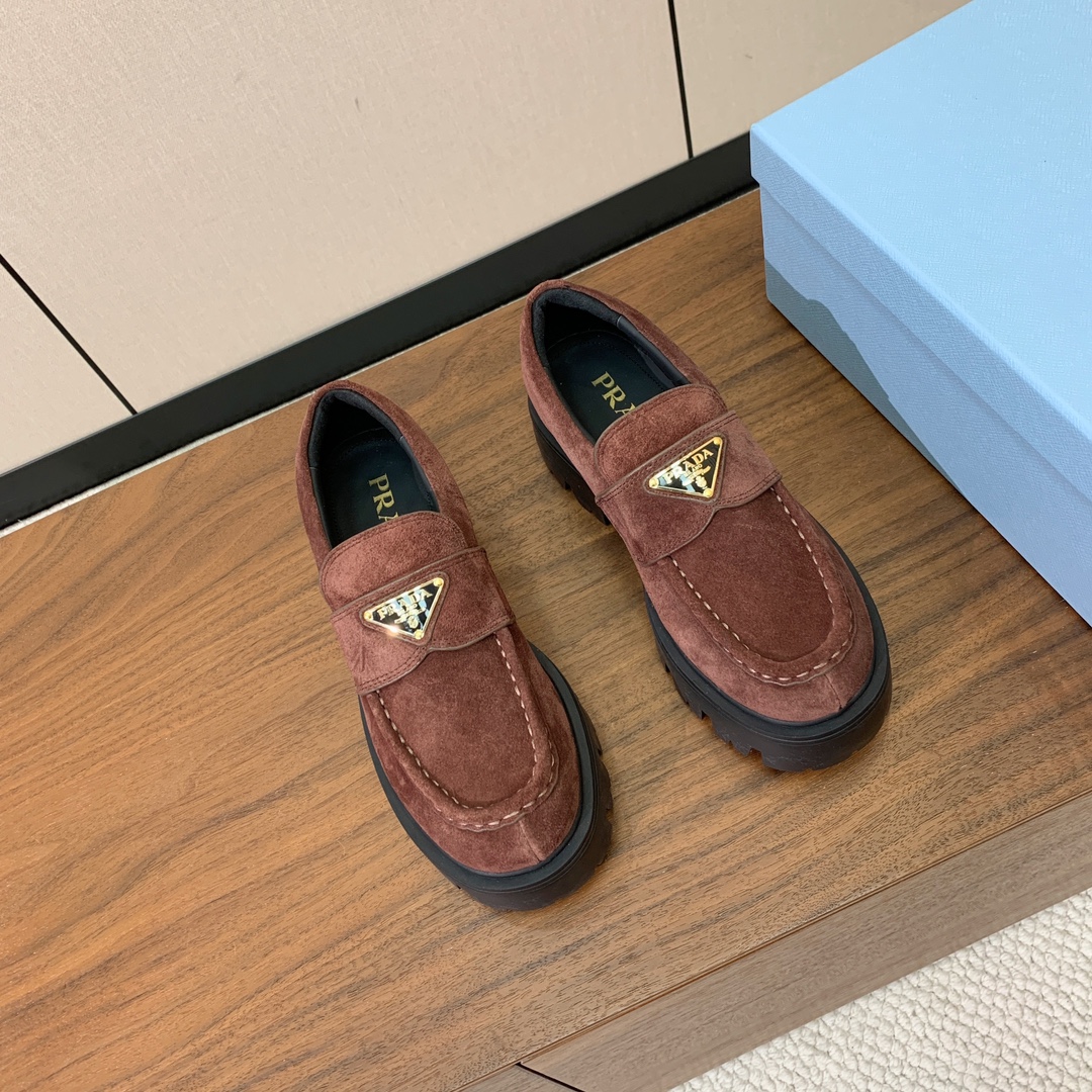 【Prad*】三角金属标厚底方头一脚蹬。众多网红上脚，穿上增高休闲两不失误。材质：鞋面开边珠，牛漆皮、牛