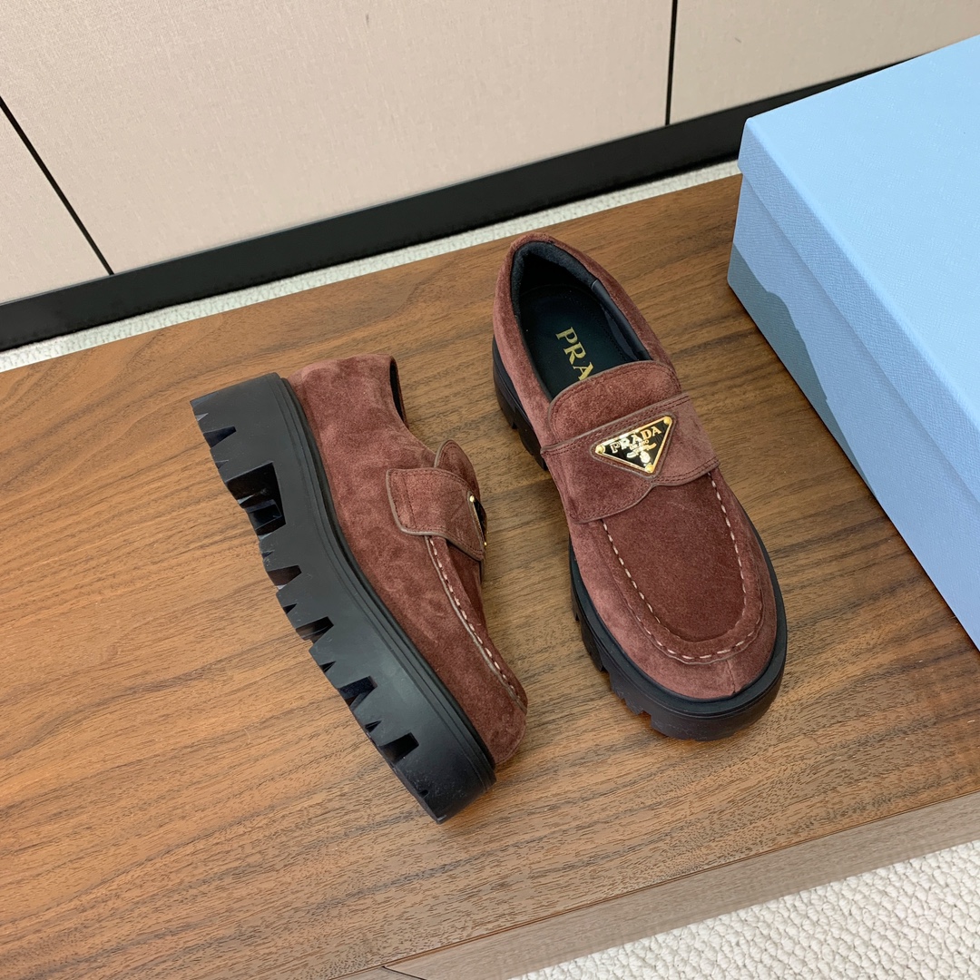 【Prad*】三角金属标厚底方头一脚蹬。众多网红上脚，穿上增高休闲两不失误。材质：鞋面开边珠，牛漆皮、牛