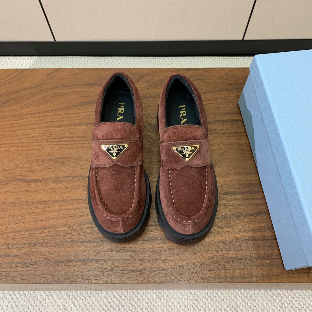 【Prad*】三角金属标厚底方头一脚蹬。众多网红上脚，穿上增高休闲两不失误。材质：鞋面开边珠，牛漆皮、牛