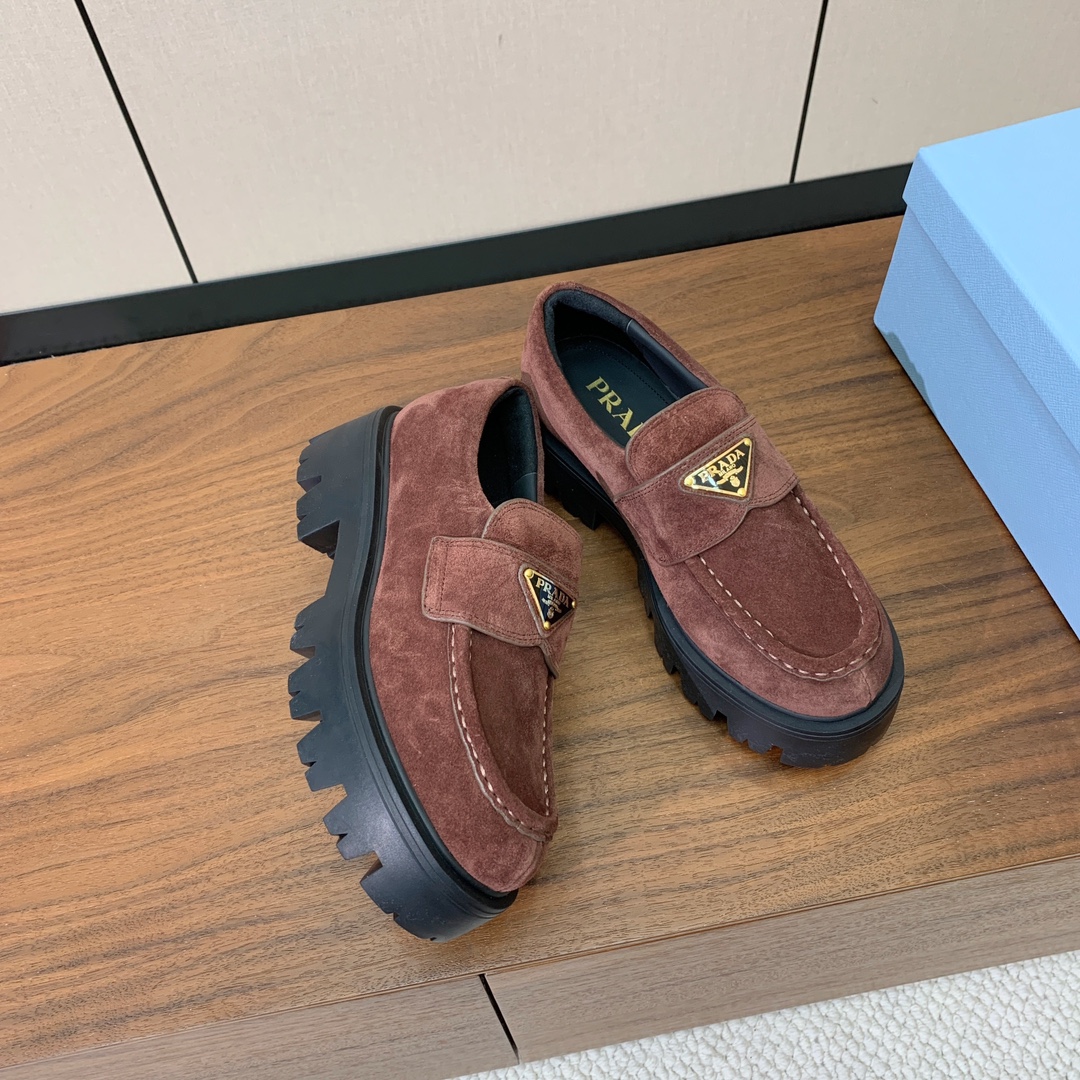 【Prad*】三角金属标厚底方头一脚蹬。众多网红上脚，穿上增高休闲两不失误。材质：鞋面开边珠，牛漆皮、牛