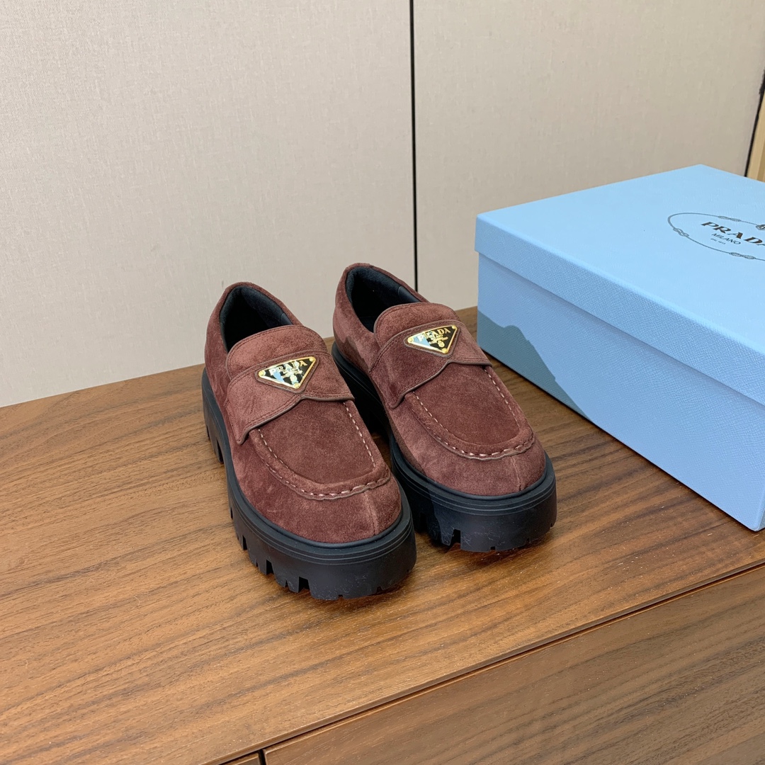 【Prad*】三角金属标厚底方头一脚蹬。众多网红上脚，穿上增高休闲两不失误。材质：鞋面开边珠，牛漆皮、牛