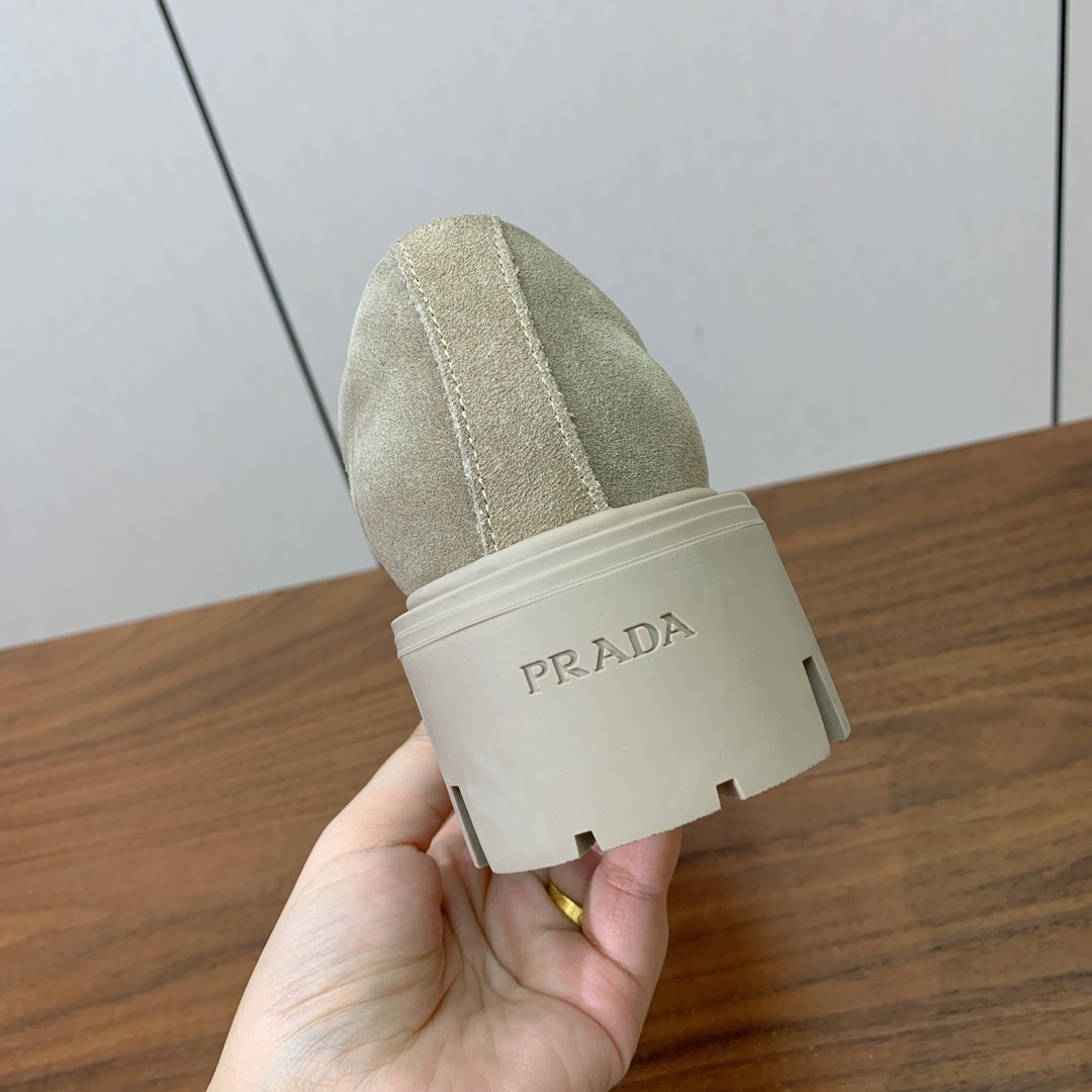 【Prad*】三角金属标厚底方头一脚蹬。众多网红上脚，穿上增高休闲两不失误。材质：鞋面开边珠，牛漆皮、牛
