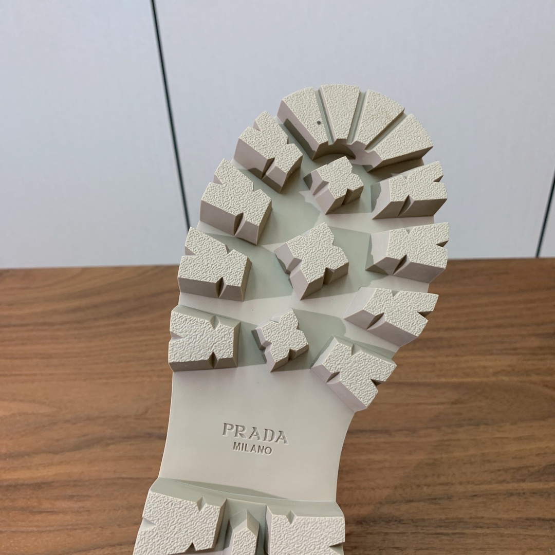 【Prad*】三角金属标厚底方头一脚蹬。众多网红上脚，穿上增高休闲两不失误。材质：鞋面开边珠，牛漆皮、牛