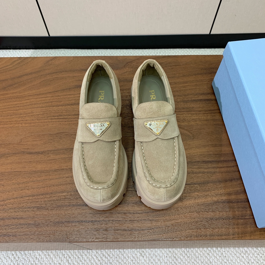 【Prad*】三角金属标厚底方头一脚蹬。众多网红上脚，穿上增高休闲两不失误。材质：鞋面开边珠，牛漆皮、牛