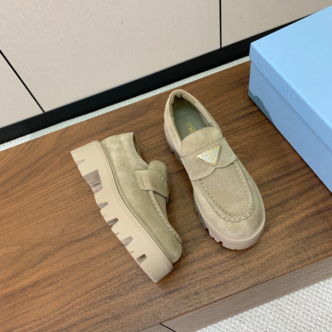 【Prad*】三角金属标厚底方头一脚蹬。众多网红上脚，穿上增高休闲两不失误。材质：鞋面开边珠，牛漆皮、牛