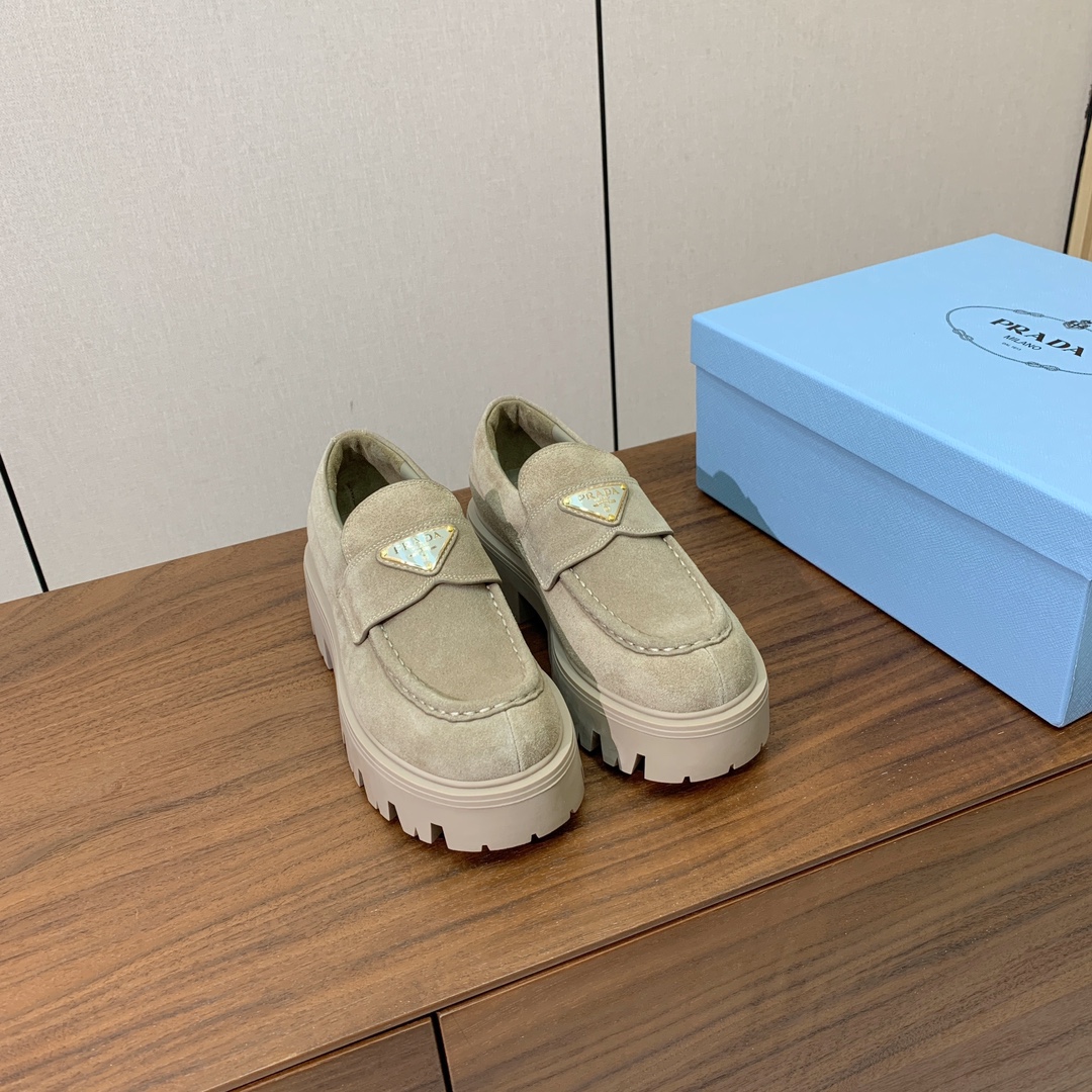 【Prad*】三角金属标厚底方头一脚蹬。众多网红上脚，穿上增高休闲两不失误。材质：鞋面开边珠，牛漆皮、牛