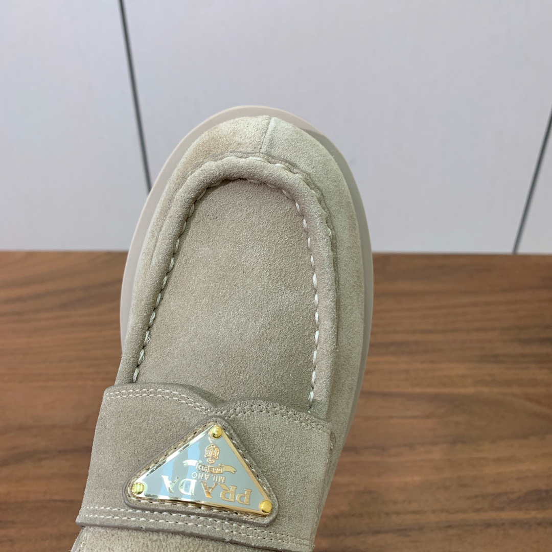 【Prad*】三角金属标厚底方头一脚蹬。众多网红上脚，穿上增高休闲两不失误。材质：鞋面开边珠，牛漆皮、牛