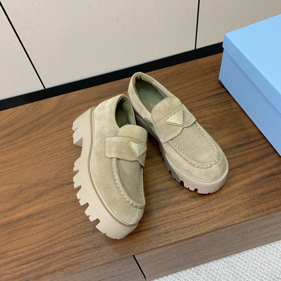 【Prad*】三角金属标厚底方头一脚蹬。众多网红上脚，穿上增高休闲两不失误。材质：鞋面开边珠，牛漆皮、牛