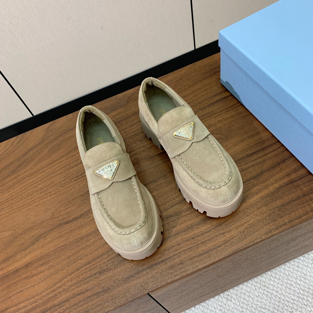 【Prad*】三角金属标厚底方头一脚蹬。众多网红上脚，穿上增高休闲两不失误。材质：鞋面开边珠，牛漆皮、牛