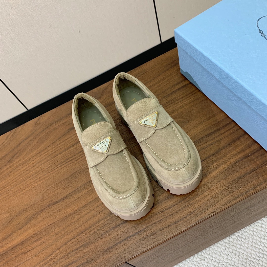 【Prad*】三角金属标厚底方头一脚蹬。众多网红上脚，穿上增高休闲两不失误。材质：鞋面开边珠，牛漆皮、牛