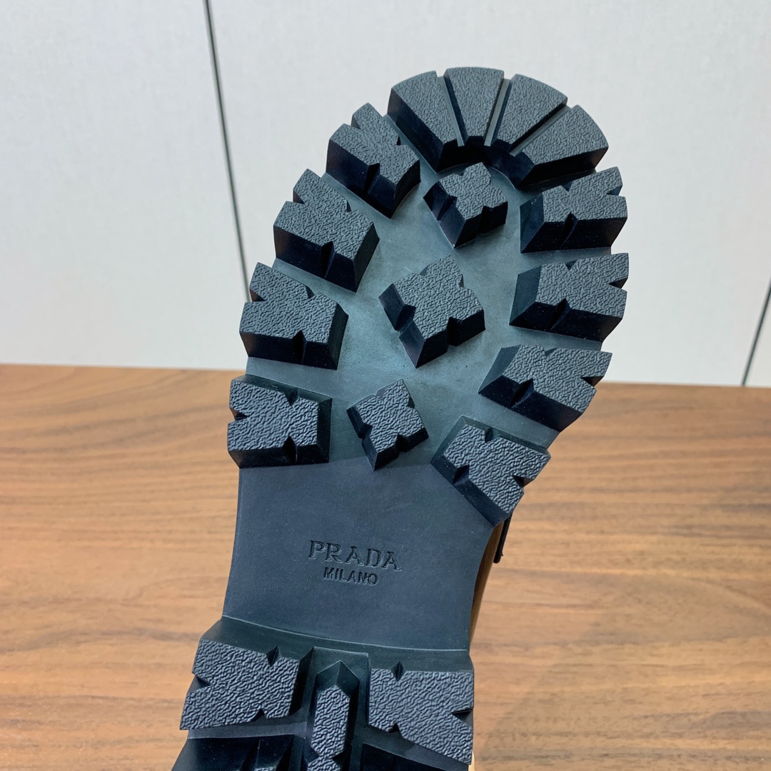 【Prad*】三角金属标厚底方头一脚蹬。众多网红上脚，穿上增高休闲两不失误。材质：鞋面开边珠，牛漆皮、牛