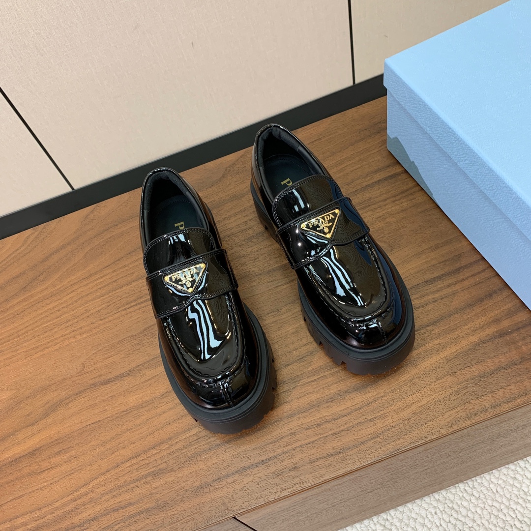 【Prad*】三角金属标厚底方头一脚蹬。众多网红上脚，穿上增高休闲两不失误。材质：鞋面开边珠，牛漆皮、牛