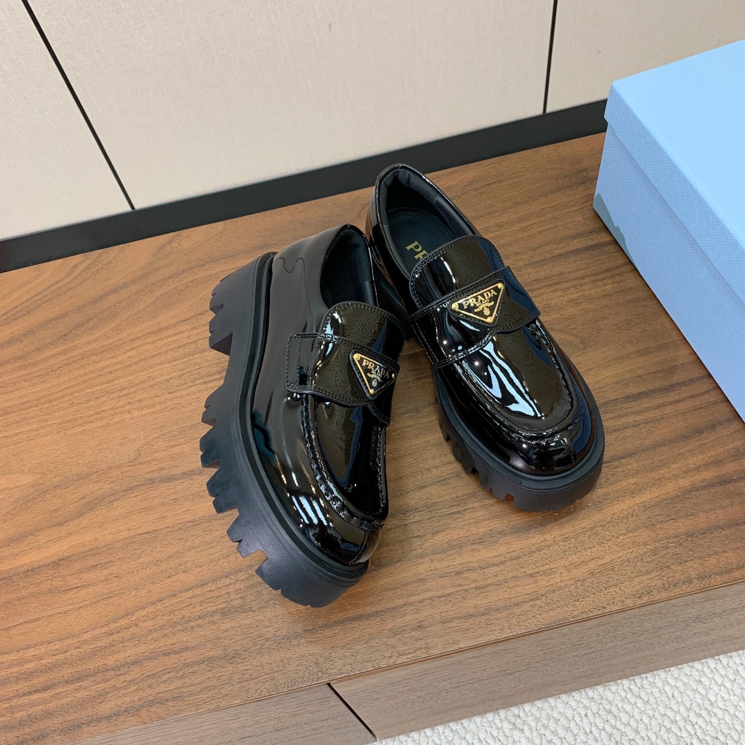 【Prad*】三角金属标厚底方头一脚蹬。众多网红上脚，穿上增高休闲两不失误。材质：鞋面开边珠，牛漆皮、牛