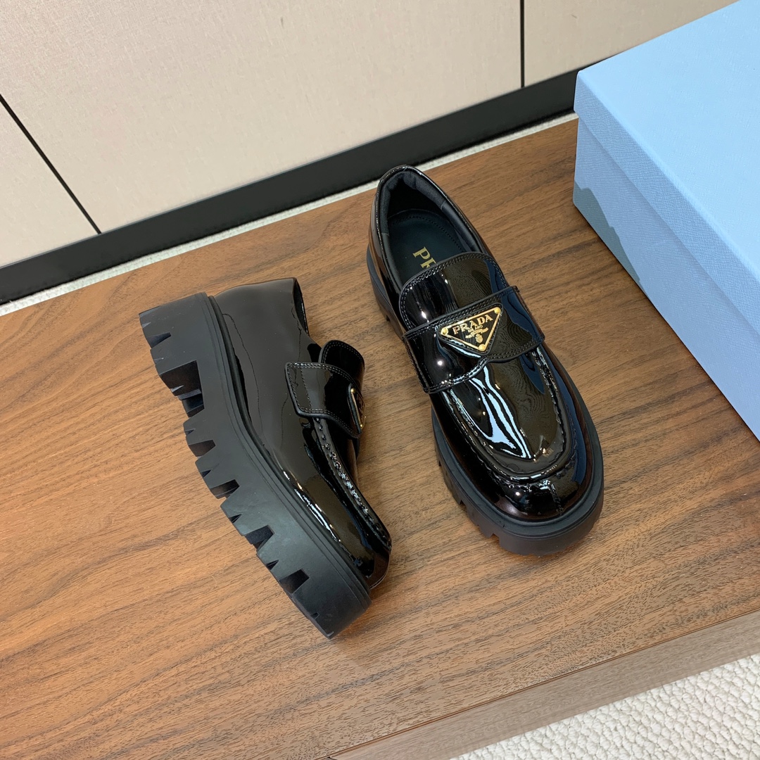 【Prad*】三角金属标厚底方头一脚蹬。众多网红上脚，穿上增高休闲两不失误。材质：鞋面开边珠，牛漆皮、牛