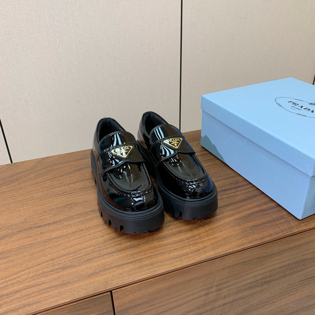 【Prad*】三角金属标厚底方头一脚蹬。众多网红上脚，穿上增高休闲两不失误。材质：鞋面开边珠，牛漆皮、牛