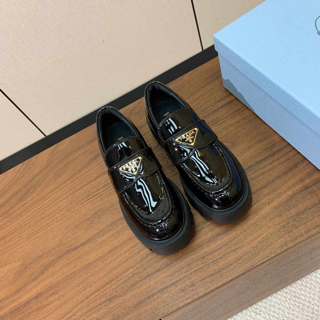 【Prad*】三角金属标厚底方头一脚蹬。众多网红上脚，穿上增高休闲两不失误。材质：鞋面开边珠，牛漆皮、牛