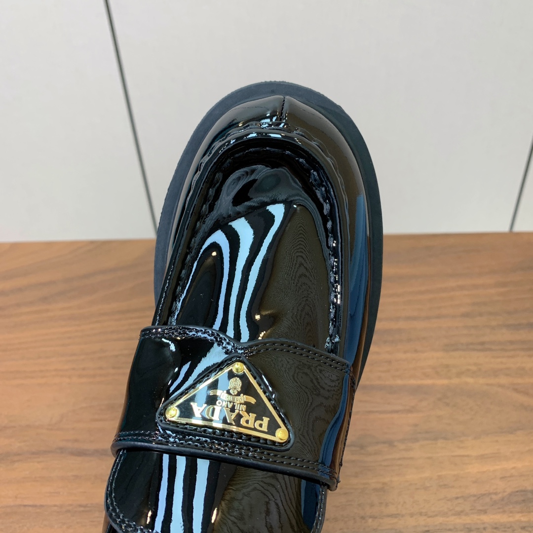 【Prad*】三角金属标厚底方头一脚蹬。众多网红上脚，穿上增高休闲两不失误。材质：鞋面开边珠，牛漆皮、牛