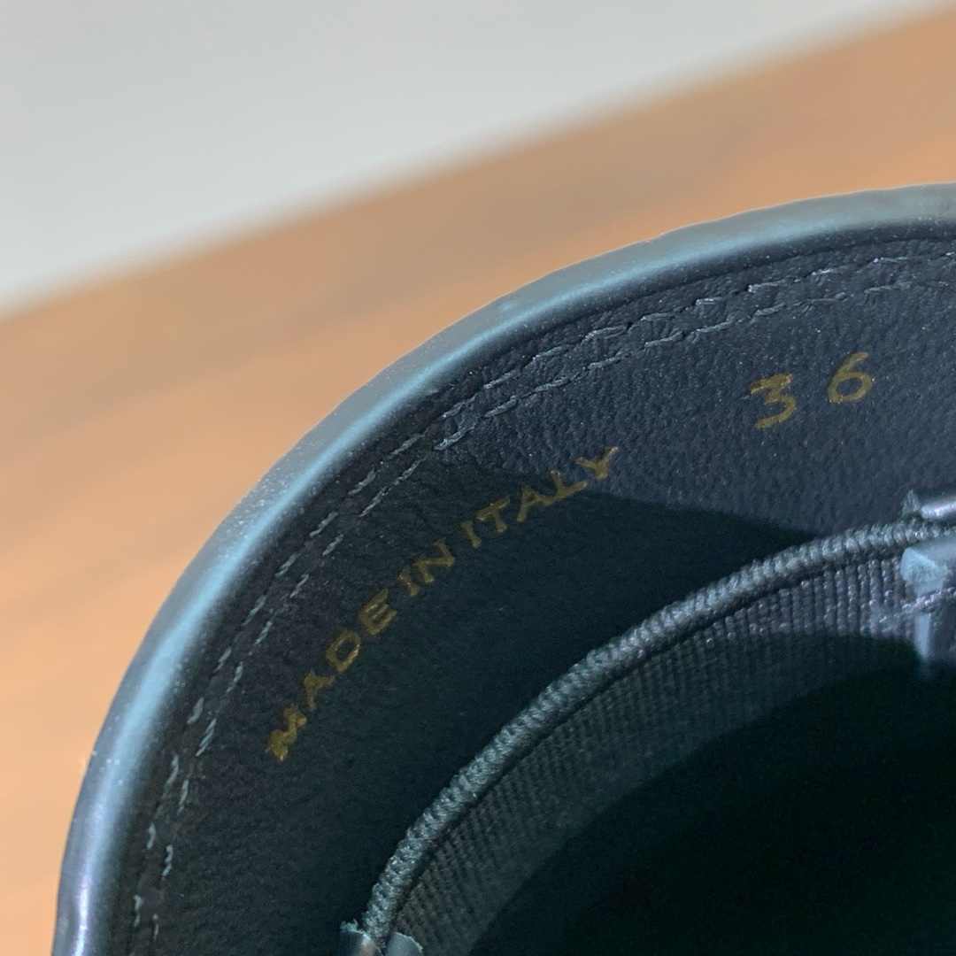 【Prad*】三角金属标厚底方头一脚蹬。众多网红上脚，穿上增高休闲两不失误。材质：鞋面开边珠，牛漆皮、牛