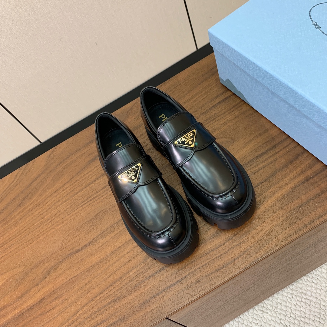 【Prad*】三角金属标厚底方头一脚蹬。众多网红上脚，穿上增高休闲两不失误。材质：鞋面开边珠，牛漆皮、牛