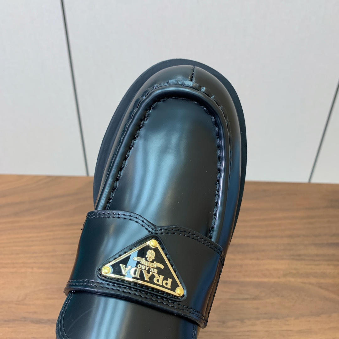 【Prad*】三角金属标厚底方头一脚蹬。众多网红上脚，穿上增高休闲两不失误。材质：鞋面开边珠，牛漆皮、牛