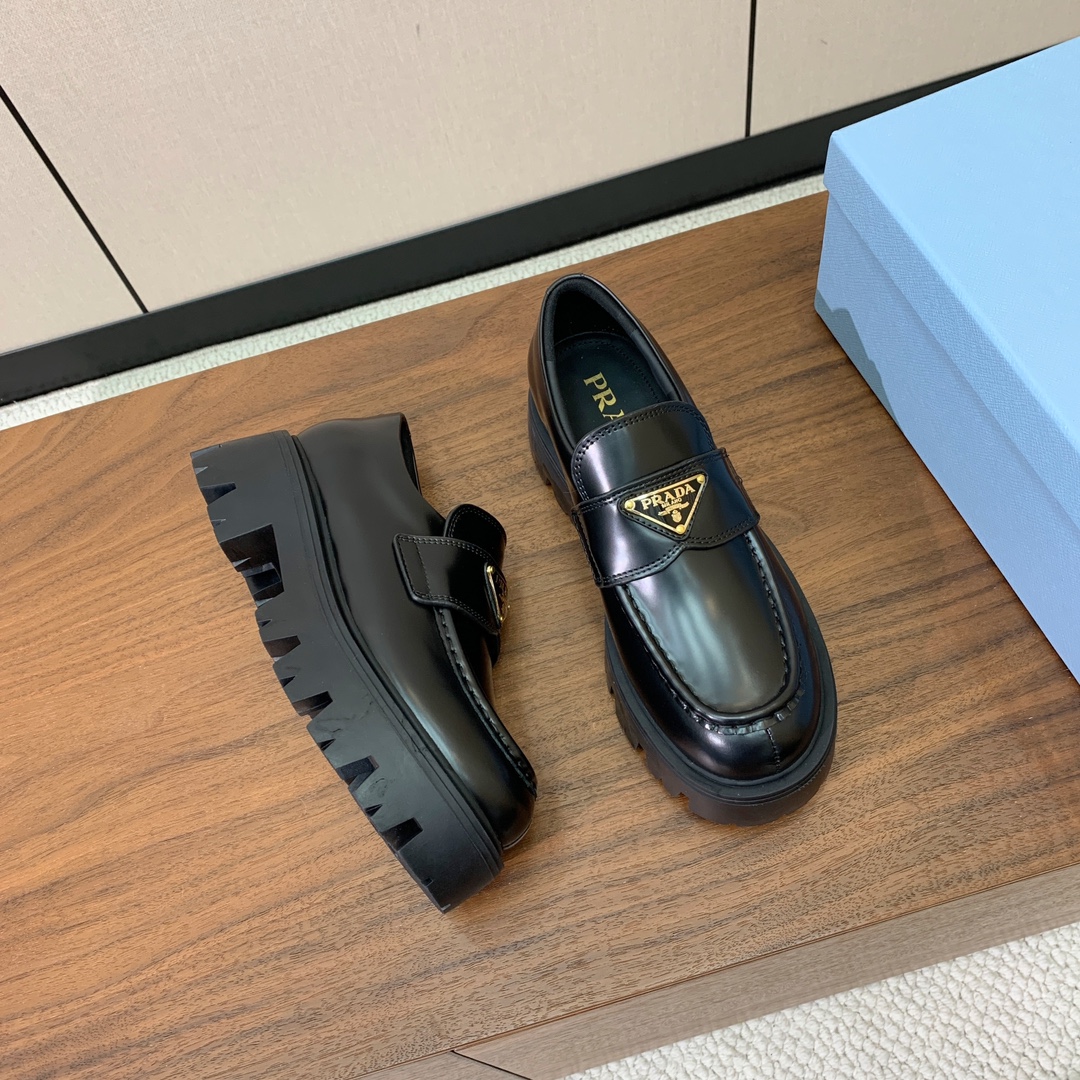 【Prad*】三角金属标厚底方头一脚蹬。众多网红上脚，穿上增高休闲两不失误。材质：鞋面开边珠，牛漆皮、牛