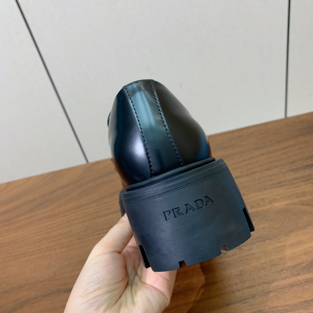 【Prad*】三角金属标厚底方头一脚蹬。众多网红上脚，穿上增高休闲两不失误。材质：鞋面开边珠，牛漆皮、牛