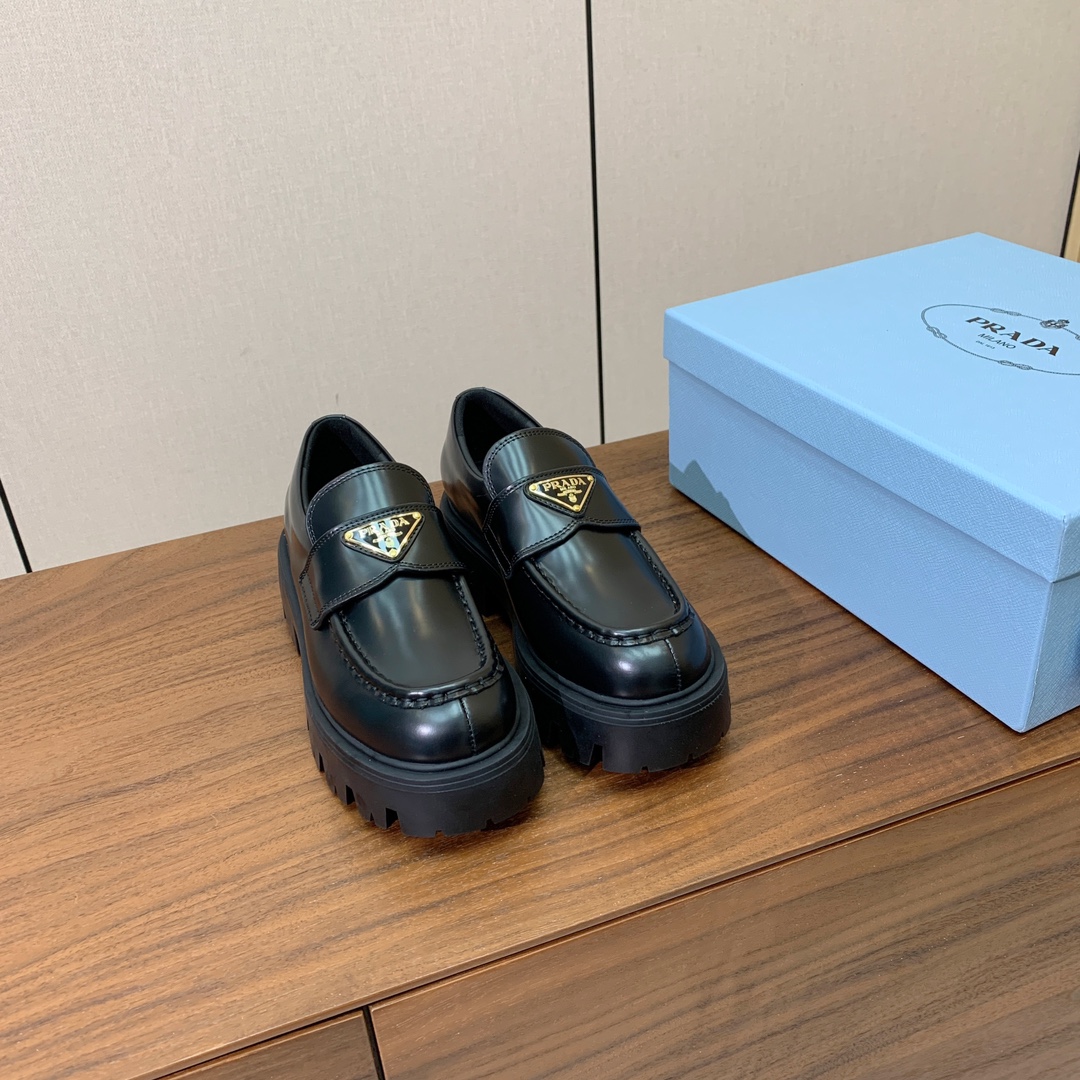 【Prad*】三角金属标厚底方头一脚蹬。众多网红上脚，穿上增高休闲两不失误。材质：鞋面开边珠，牛漆皮、牛