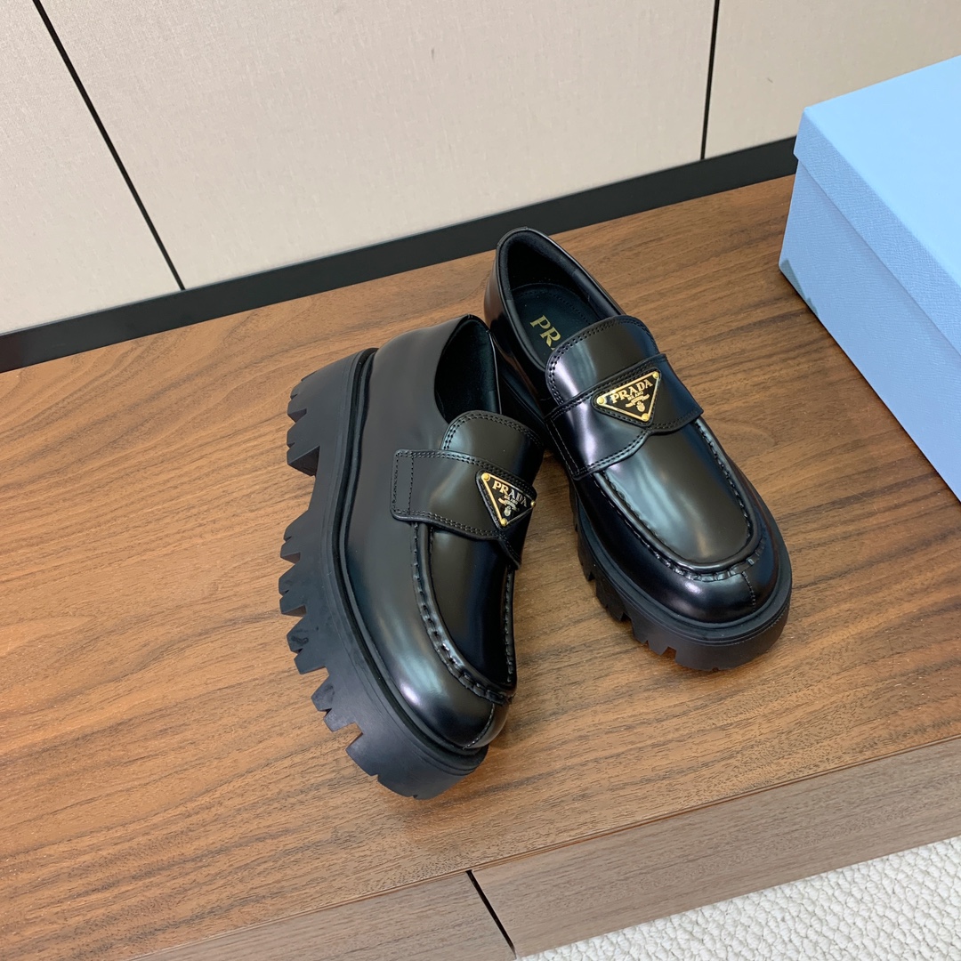 【Prad*】三角金属标厚底方头一脚蹬。众多网红上脚，穿上增高休闲两不失误。材质：鞋面开边珠，牛漆皮、牛