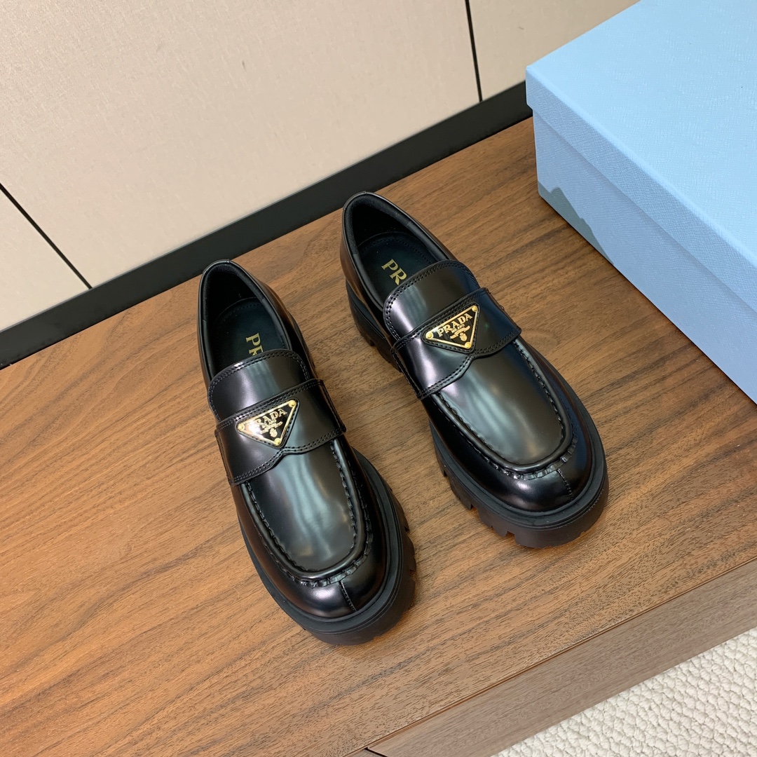 【Prad*】三角金属标厚底方头一脚蹬。众多网红上脚，穿上增高休闲两不失误。材质：鞋面开边珠，牛漆皮、牛