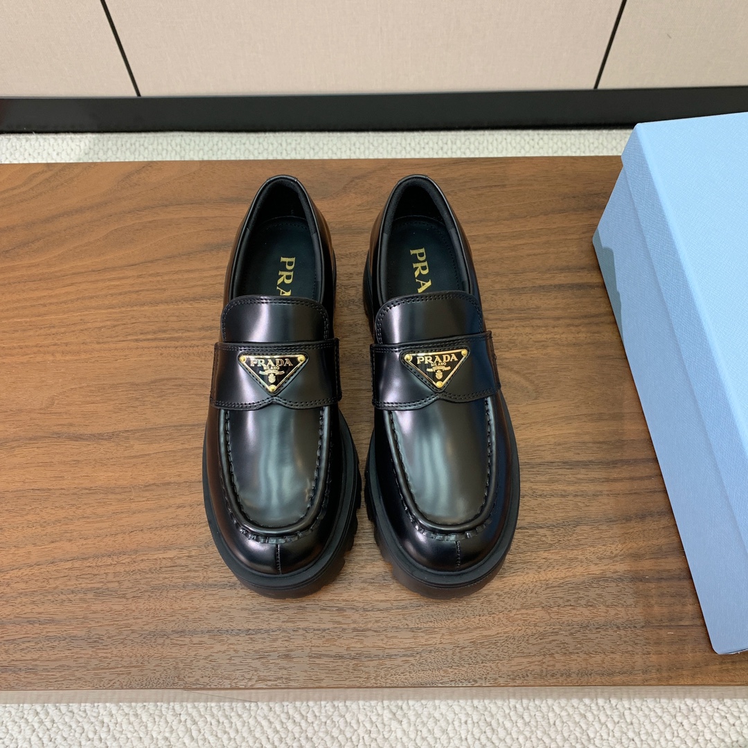 【Prad*】三角金属标厚底方头一脚蹬。众多网红上脚，穿上增高休闲两不失误。材质：鞋面开边珠，牛漆皮、牛