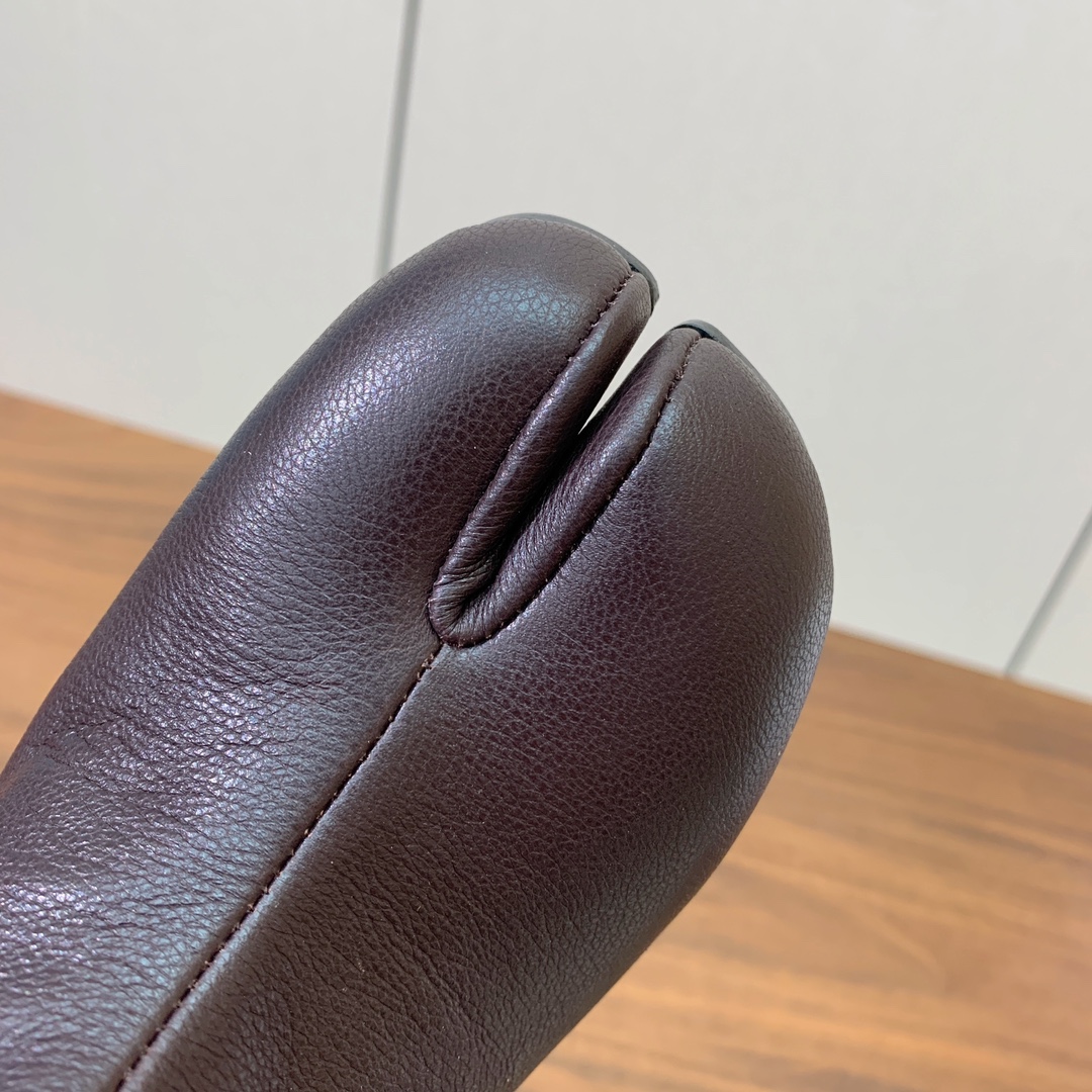 【Maison Margie*a】玛吉拉分趾中跟靴。复古韵味，显瘦百搭。鞋面原版植柔羊皮，羊皮内里及垫脚