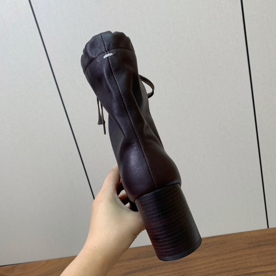 【Maison Margie*a】玛吉拉分趾中跟靴。复古韵味，显瘦百搭。鞋面原版植柔羊皮，羊皮内里及垫脚