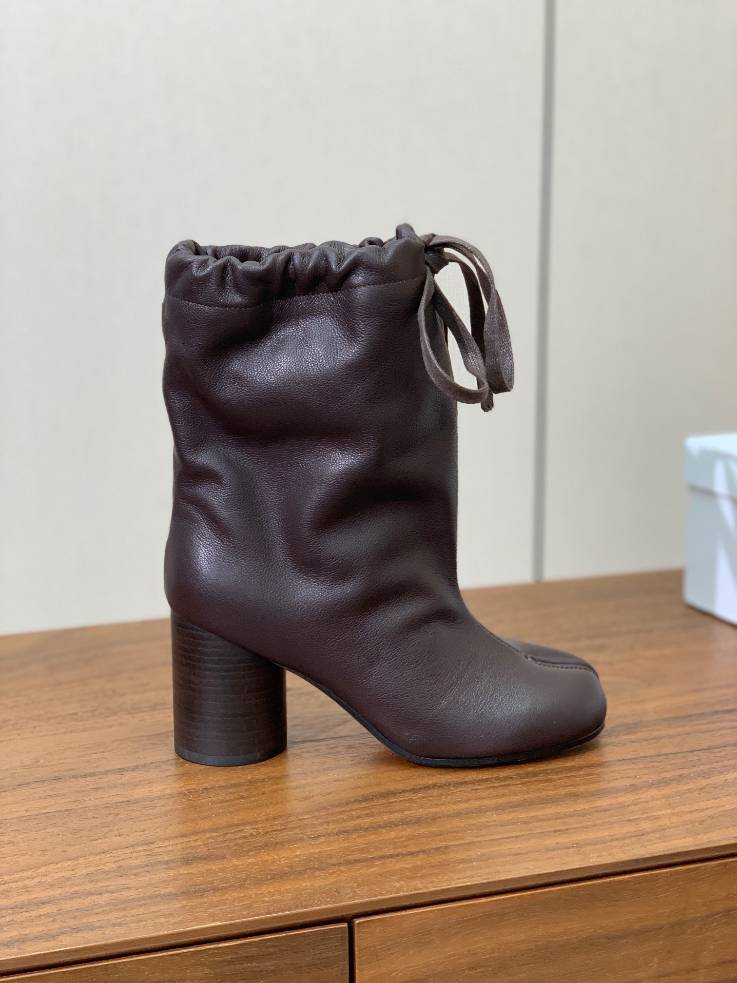 【Maison Margie*a】玛吉拉分趾中跟靴。复古韵味，显瘦百搭。鞋面原版植柔羊皮，羊皮内里及垫脚