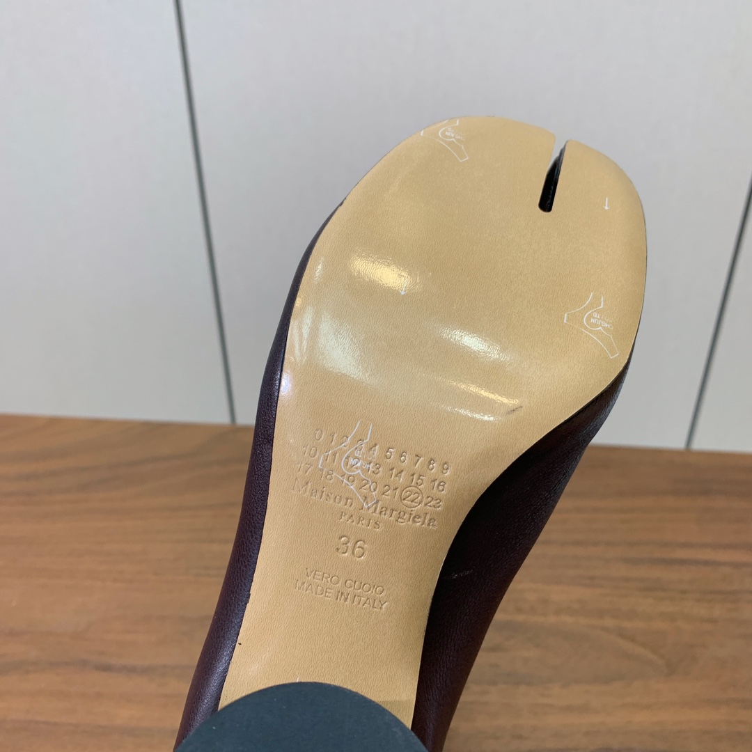 【Maison Margie*a】玛吉拉分趾中跟靴。复古韵味，显瘦百搭。鞋面原版植柔羊皮，羊皮内里及垫脚