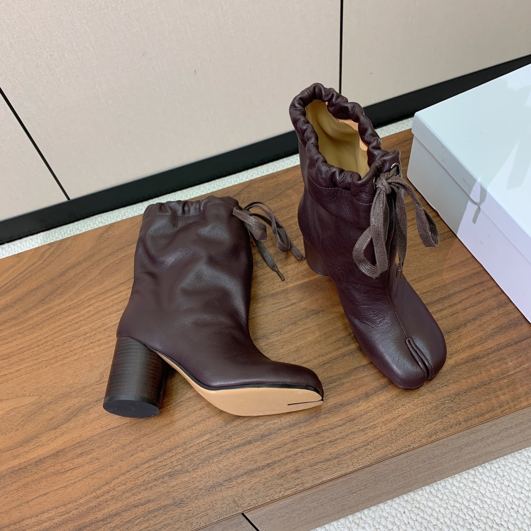 【Maison Margie*a】玛吉拉分趾中跟靴。复古韵味，显瘦百搭。鞋面原版植柔羊皮，羊皮内里及垫脚