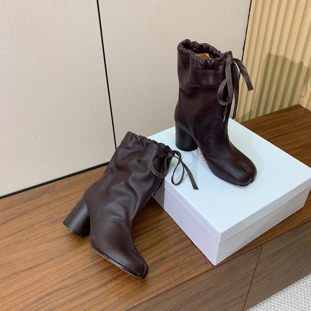 【Maison Margie*a】玛吉拉分趾中跟靴。复古韵味，显瘦百搭。鞋面原版植柔羊皮，羊皮内里及垫脚