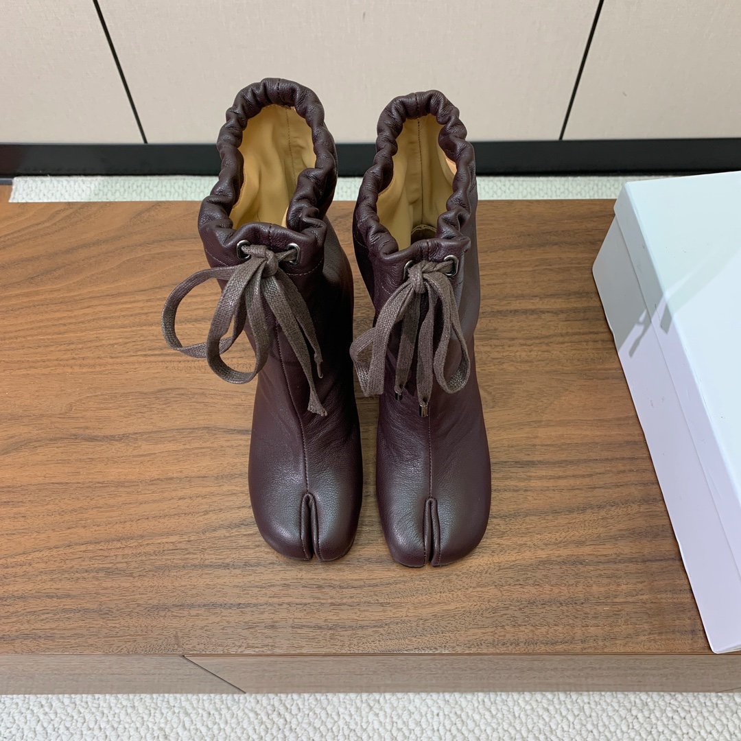 NO:558854,[Maison Margie*a] Margiela split-toe mid-heeled boots. Retro charm, slim and versatile. Original soft sheepskin upper, sheepskin lining and feet. Genuine leather outsole. Heel height 8cm. Size 35-42 (35, 41, 42 customized are not returnable), boots, boots, sheepskin, Leather soles19860909【Maison Margie*a】玛吉拉分趾中跟靴.复古韵味,显瘦百搭.鞋面原版植柔羊皮,羊皮内里及垫脚.真皮大底.跟高8cm 码数35-42（35、41、42订做不退换）,靴子,boots,sheepskin,Leather soles,Women's Shoes