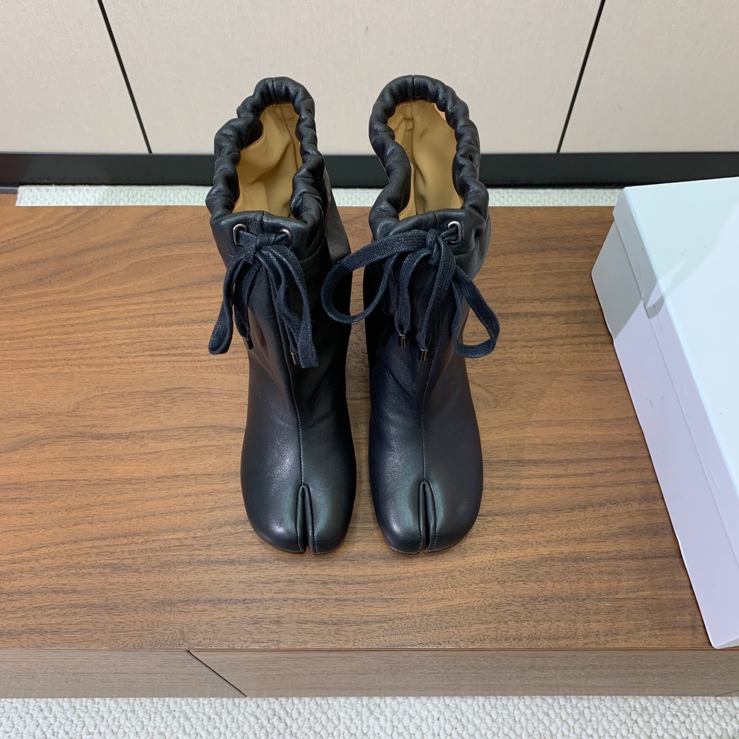 NO:558857,[Maison Margie*a] Margiela split-toe mid-heeled boots. Retro charm, slim and versatile. Original soft sheepskin upper, sheepskin lining and feet. Genuine leather outsole. Heel height 8cm. Size 35-42 (35, 41, 42 customized are not returnable), boots, boots, sheepskin, Leather soles19860909【Maison Margie*a】玛吉拉分趾中跟靴.复古韵味,显瘦百搭.鞋面原版植柔羊皮,羊皮内里及垫脚.真皮大底.跟高8cm 码数35-42（35、41、42订做不退换）,靴子,boots,sheepskin,Leather soles,Women's Shoes