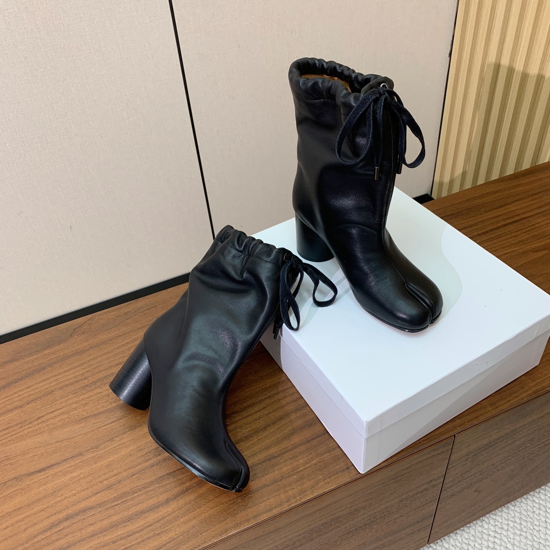 【Maison Margie*a】玛吉拉分趾中跟靴。复古韵味，显瘦百搭。鞋面原版植柔羊皮，羊皮内里及垫脚