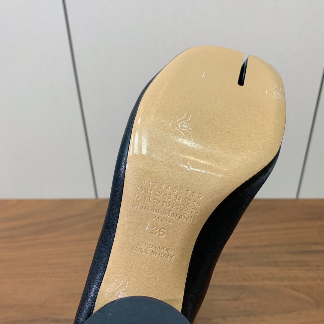 【Maison Margie*a】玛吉拉分趾中跟靴。复古韵味，显瘦百搭。鞋面原版植柔羊皮，羊皮内里及垫脚