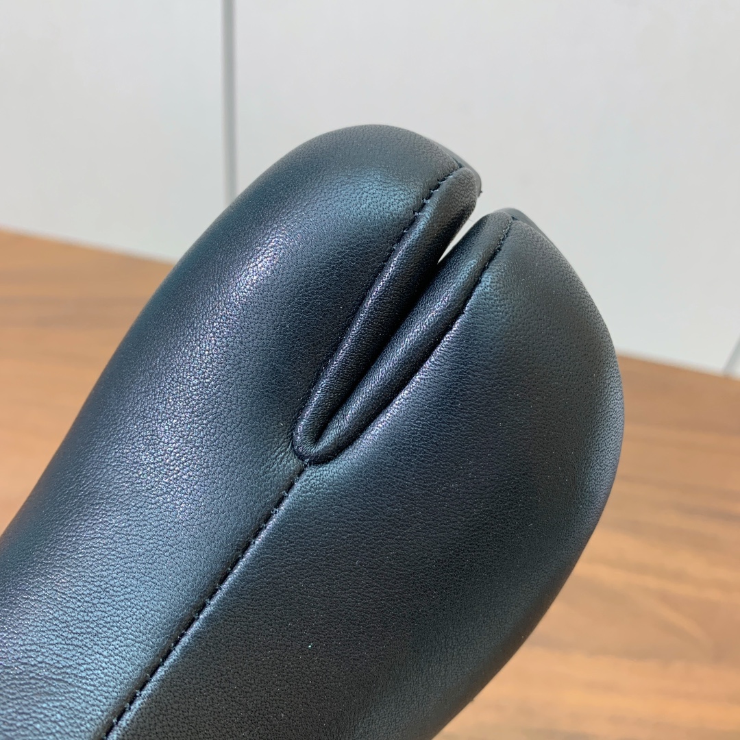 【Maison Margie*a】玛吉拉分趾中跟靴。复古韵味，显瘦百搭。鞋面原版植柔羊皮，羊皮内里及垫脚