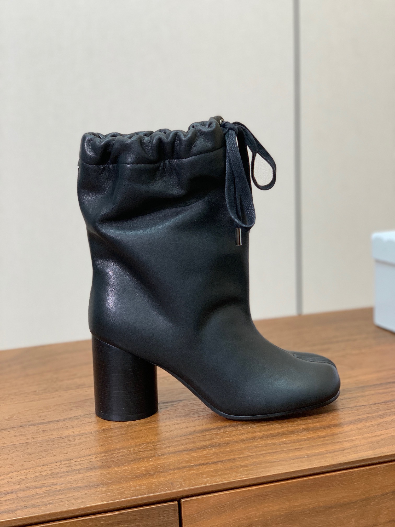 【Maison Margie*a】玛吉拉分趾中跟靴。复古韵味，显瘦百搭。鞋面原版植柔羊皮，羊皮内里及垫脚