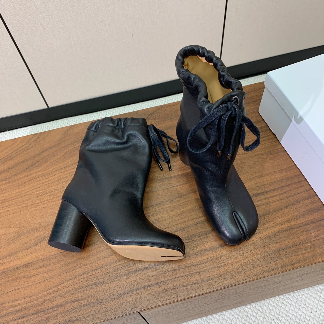 【Maison Margie*a】玛吉拉分趾中跟靴。复古韵味，显瘦百搭。鞋面原版植柔羊皮，羊皮内里及垫脚