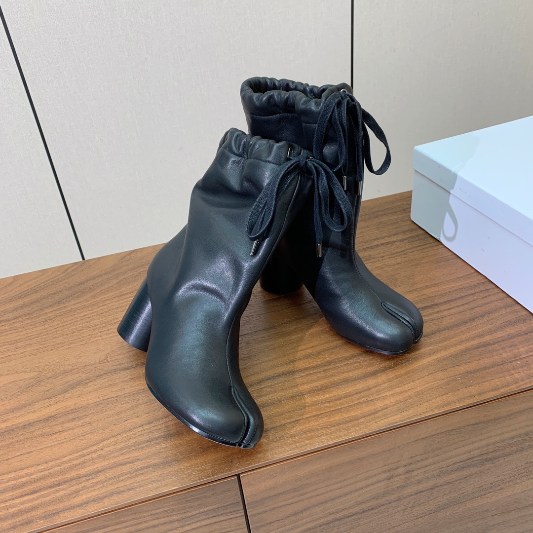 【Maison Margie*a】玛吉拉分趾中跟靴。复古韵味，显瘦百搭。鞋面原版植柔羊皮，羊皮内里及垫脚